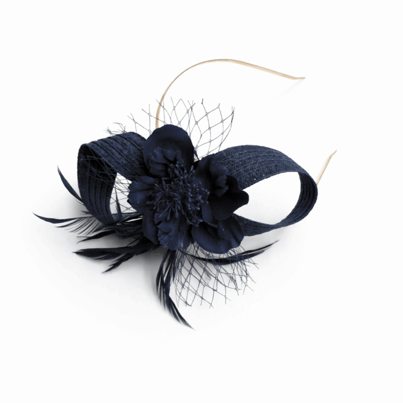 Diadema azul marino flor y plumas