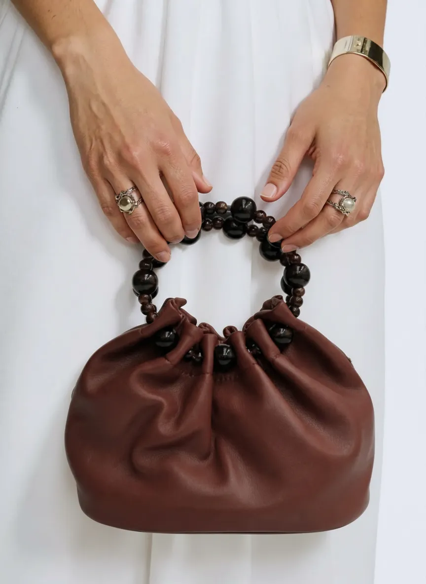 Clutch bombonera marrón asa bolas - Imagen 4