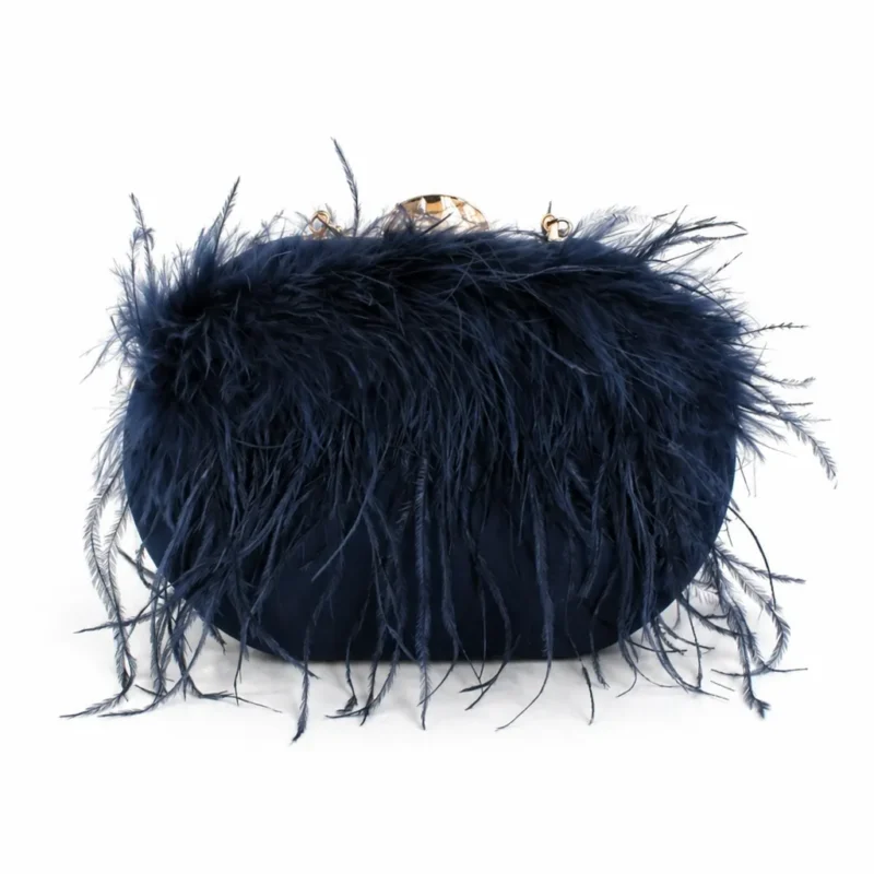 Bolso azul marino con plumas y asa brillante