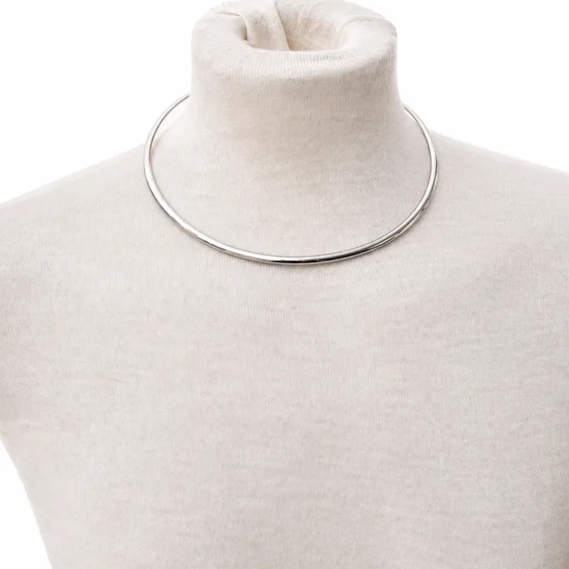 Choker rígida plateada minimalista