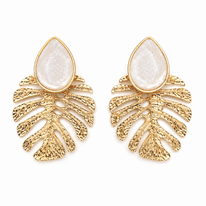 Pendientes tropicales blancos y dorados