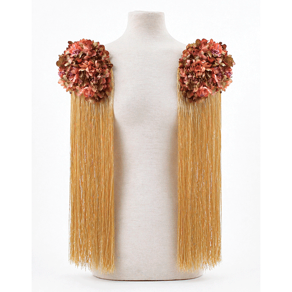 Hombreras rosas y flecos dorados flamenca