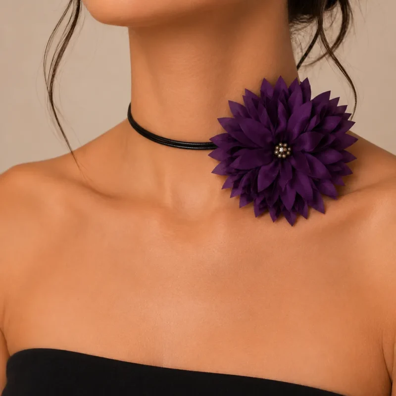 Choker flor satinada berenjena