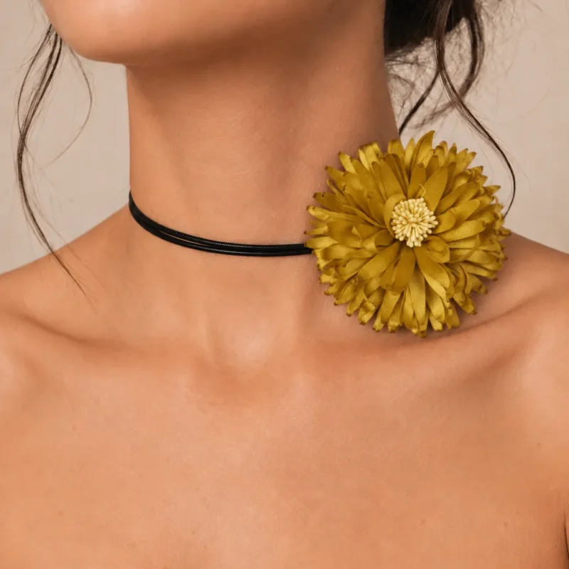 Choker flor satinada mostaza