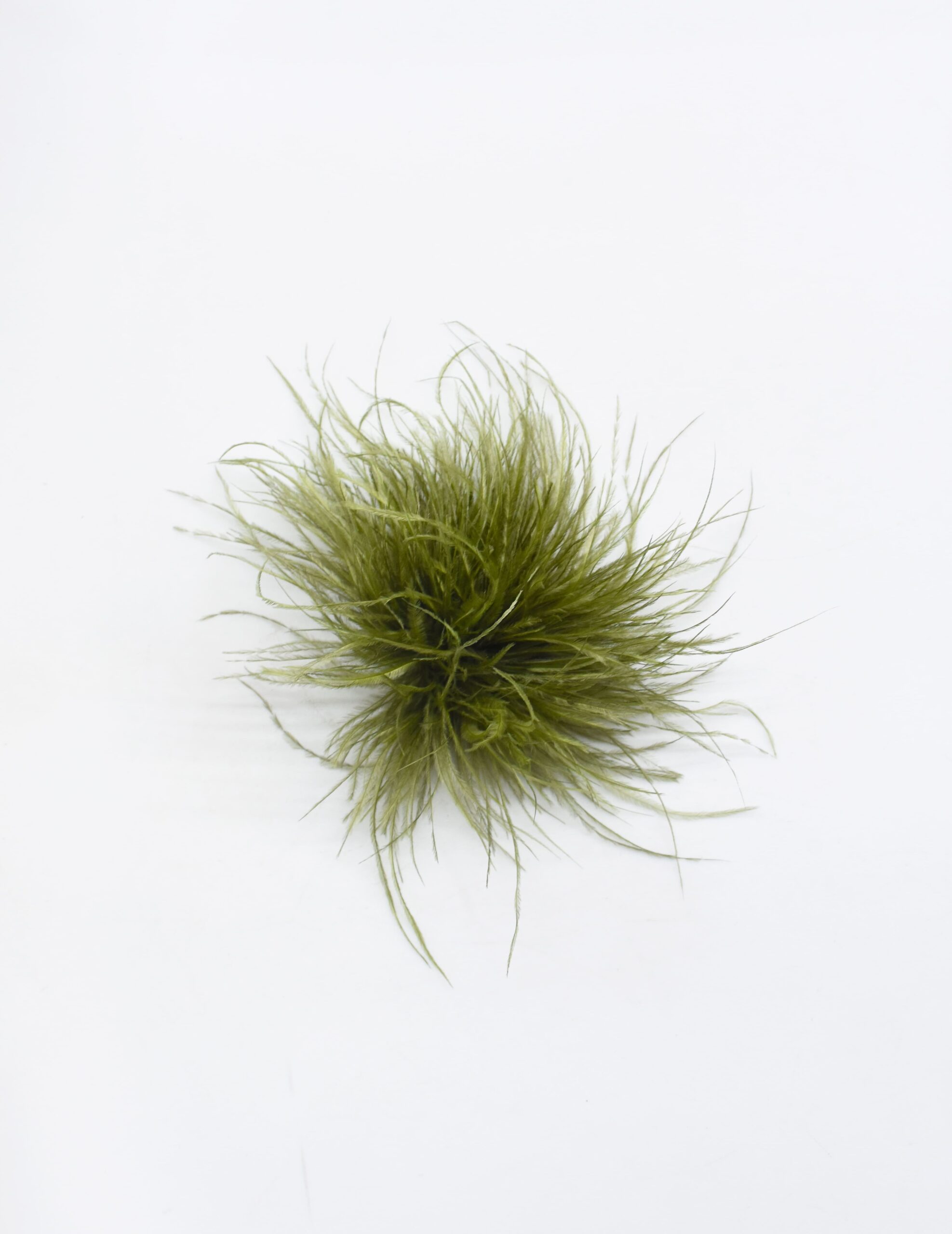 Tocado broche verde oliva plumas