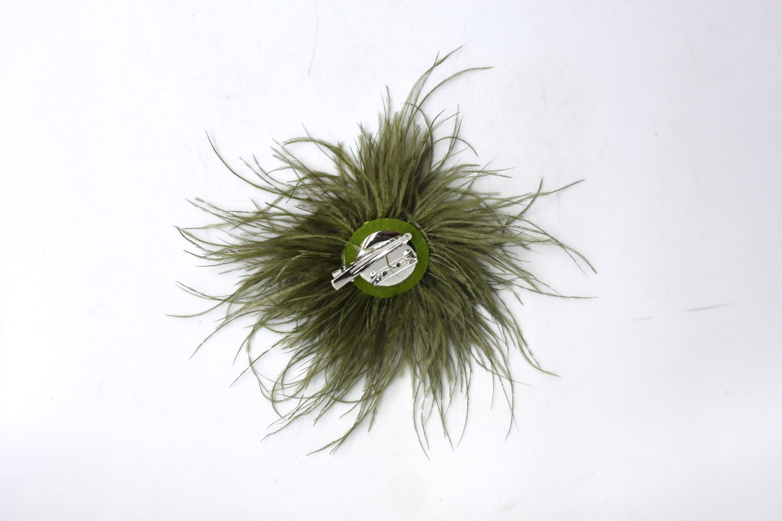Tocado broche verde oliva plumas - Imagen 2