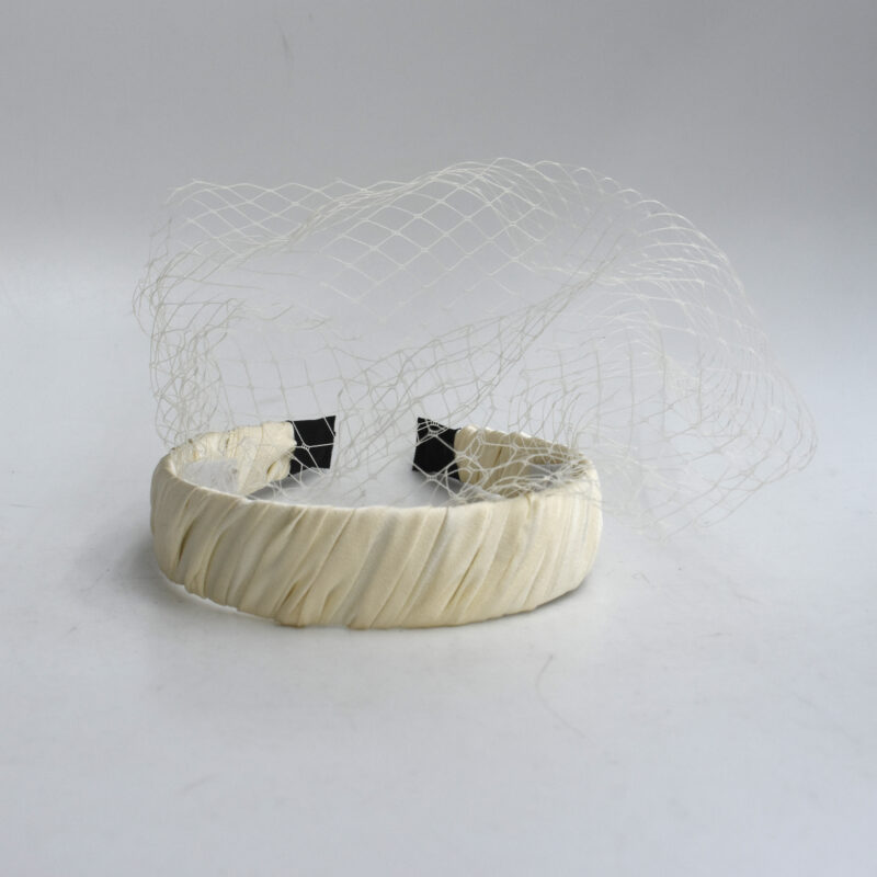 Diadema fiesta blanca crudo redecilla