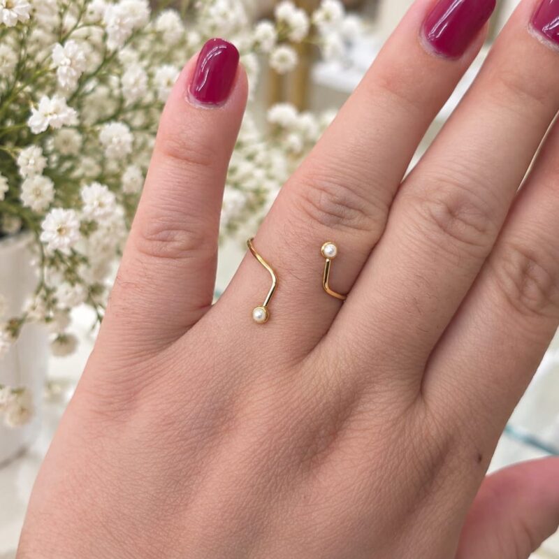 Anillo acero dorado fino perlas