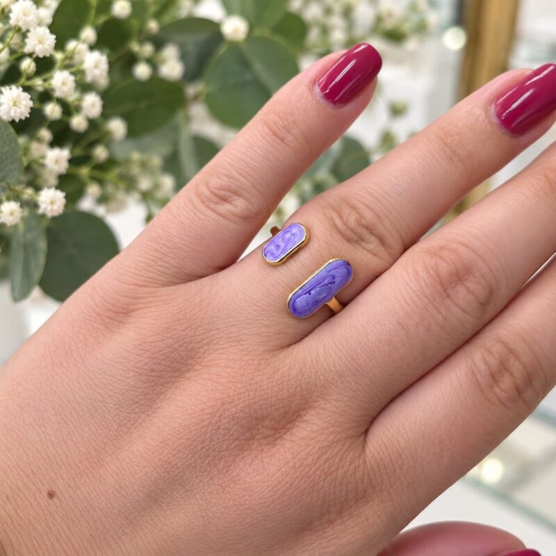 Anillo acero dorado esmaltes lilas