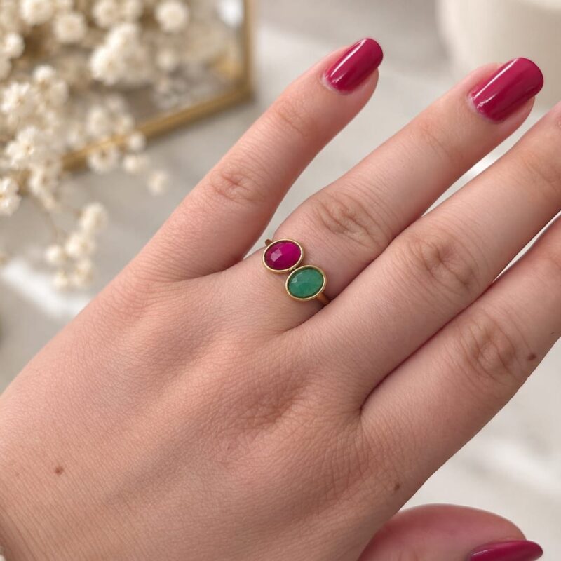 Anillo acero dorado piedras fucsia y verde