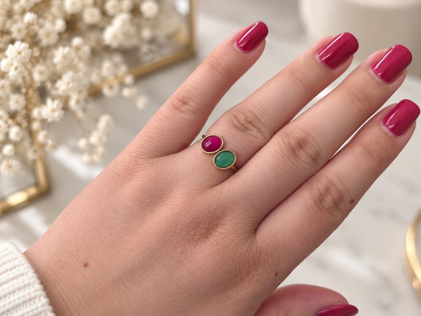 Anillo acero dorado piedras fucsia y verde