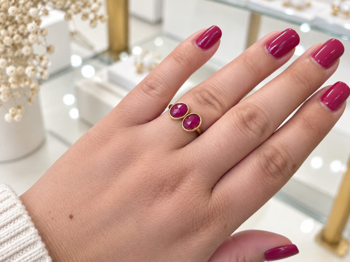 Anillo dorado acero piedras fucsias