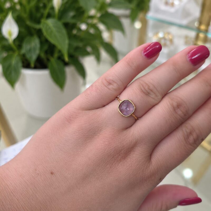 Anillo dorado acero piedra lila