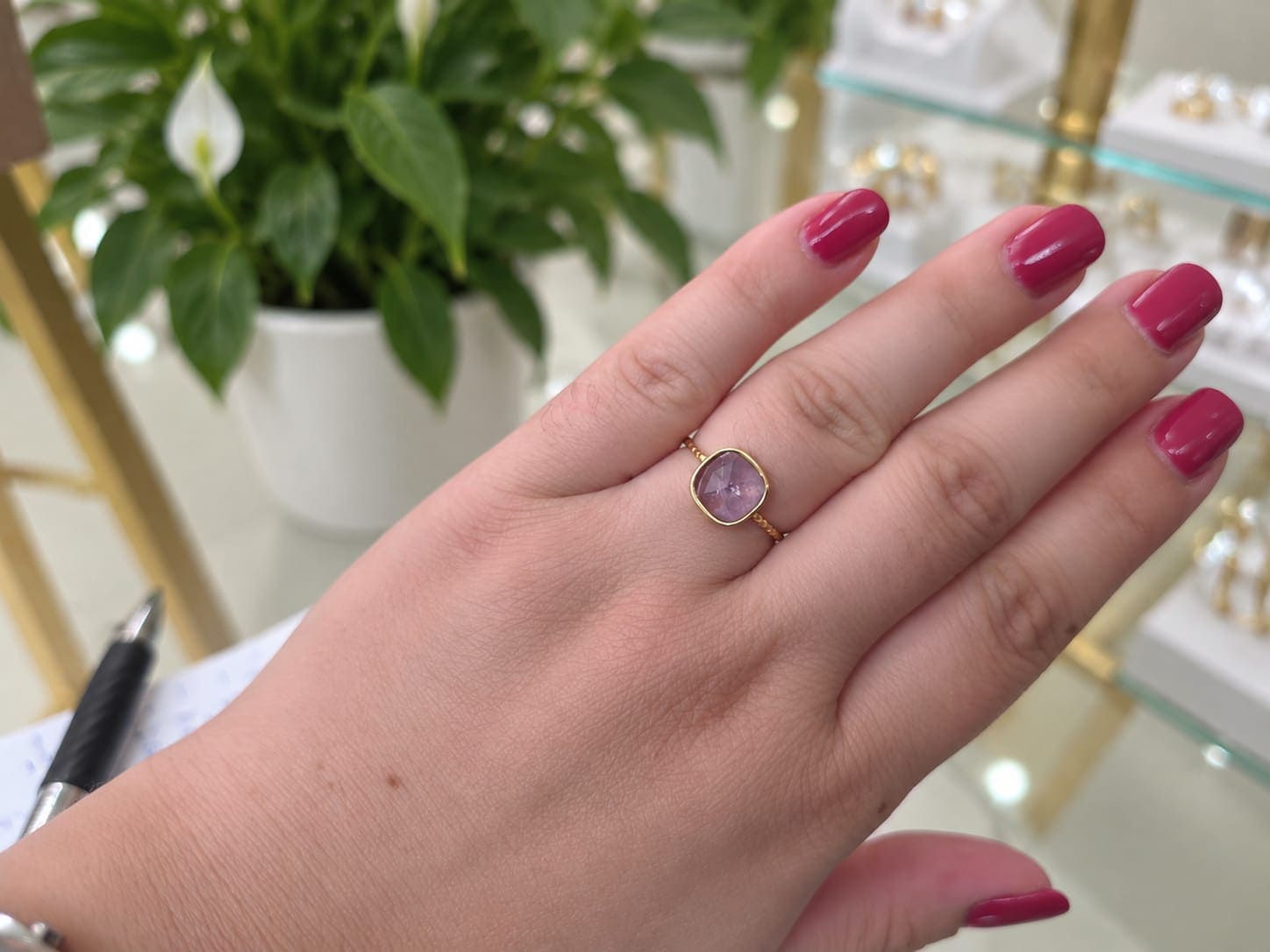 Anillo dorado acero piedra lila