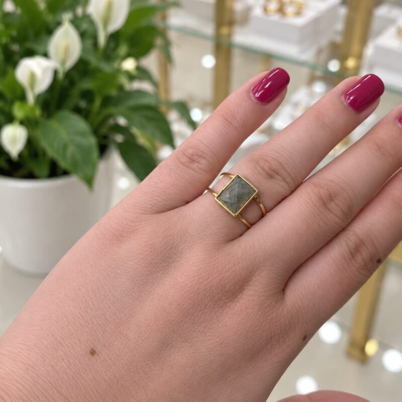 Anillo dorado acero piedra gris