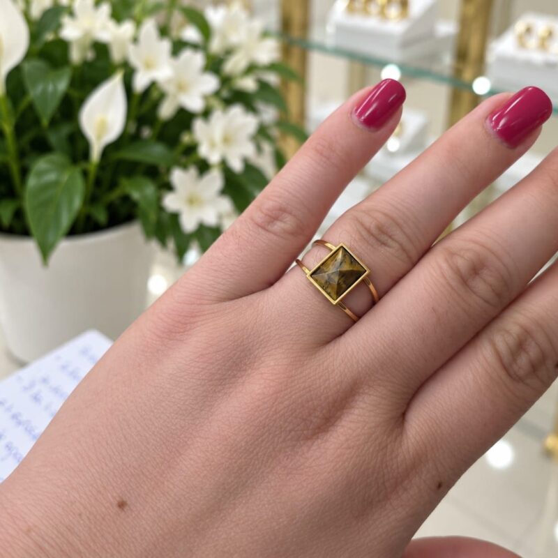 Anillo dorado acero piedra marrón