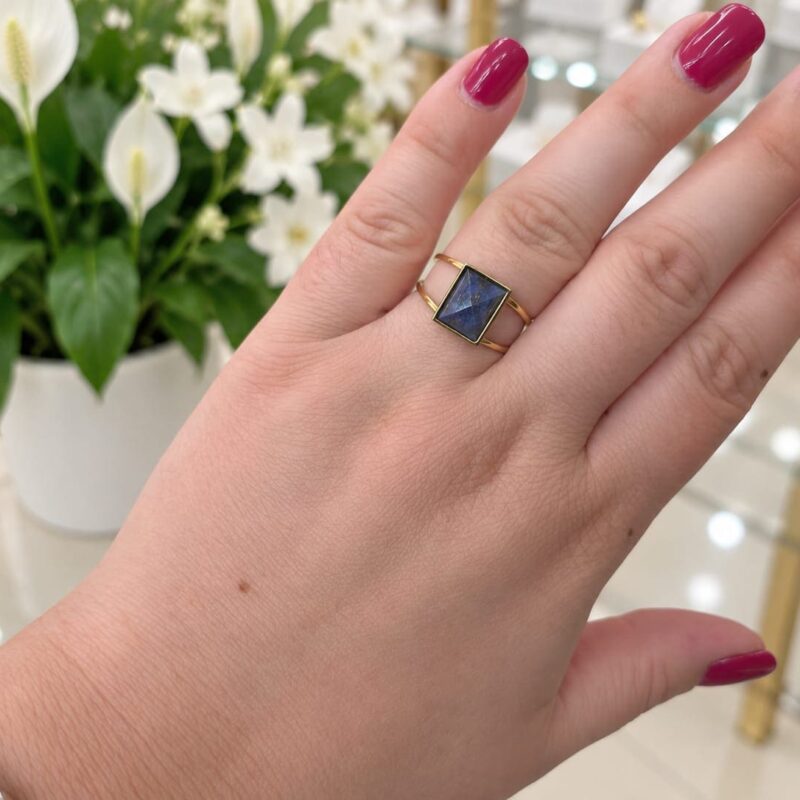 Anillo dorado acero piedra azul noche