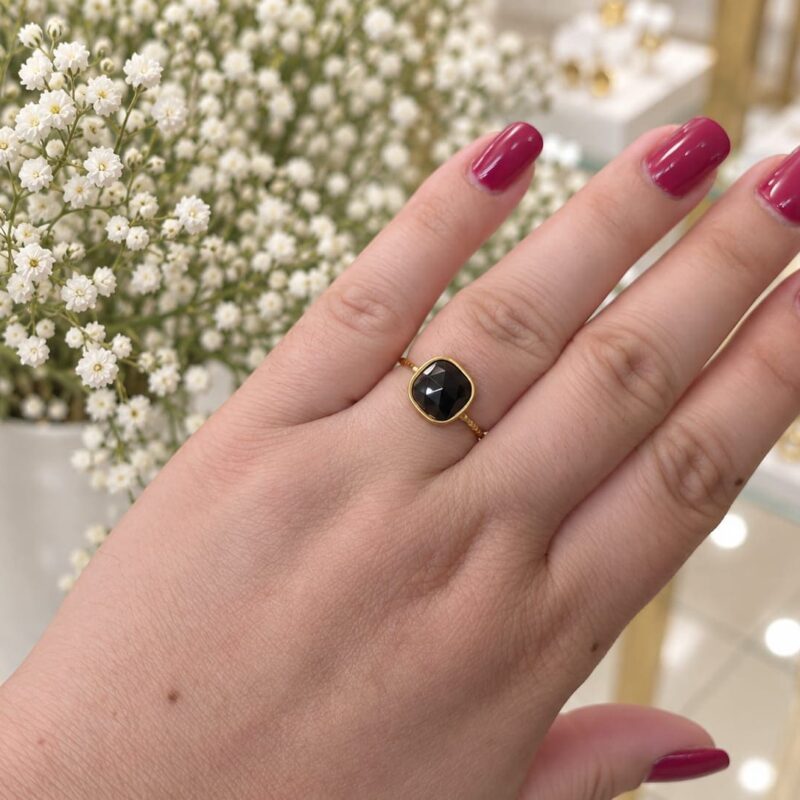 Anillo acero dorado piedra negra